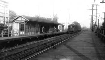 4. Station-Morris Park-WB MU Train (View NE) - 10-26-39 (Keller).jpg (55413 bytes)